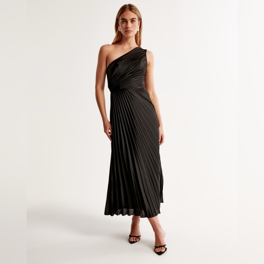 The A&F Giselle Pleated One-Shoulder Maxi Dress - M